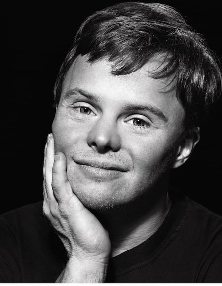 retrato blanco y negro de un jóven con síndrome de Down