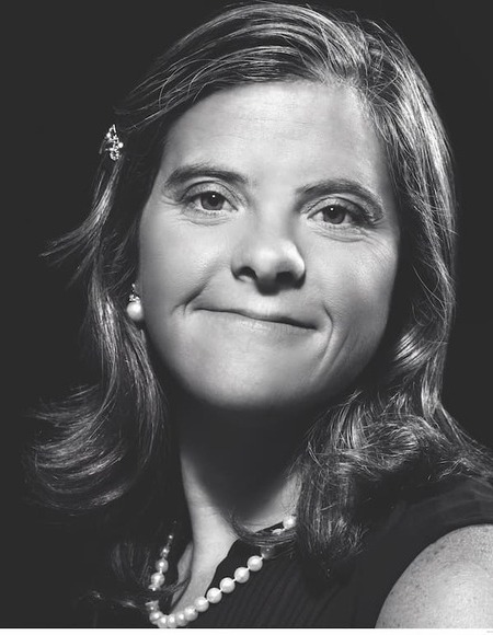 retrato de una mujer con síndrome de Down sonriendo